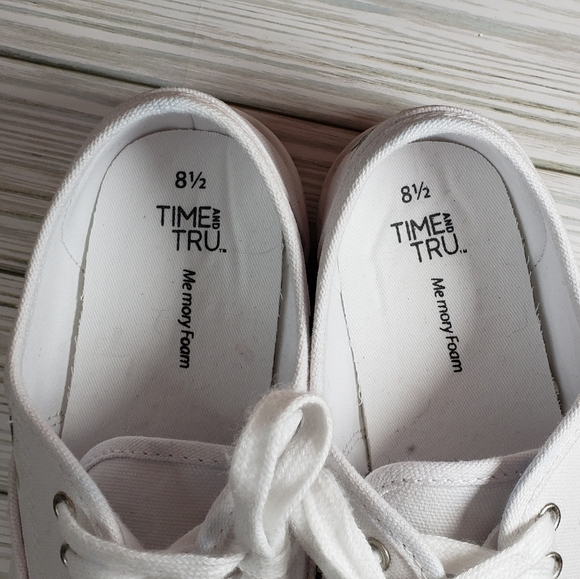 Women's Time and Tru white canvas shoes Christmas gnome decorated size 8½ (sg1) - Picture 3 of 8